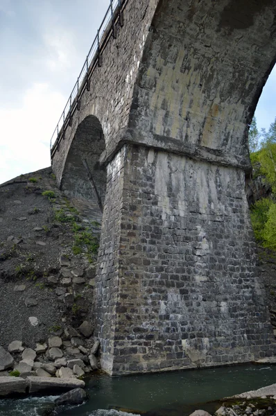 Dağ nehir demiryolu taş köprüden — Stok fotoğraf