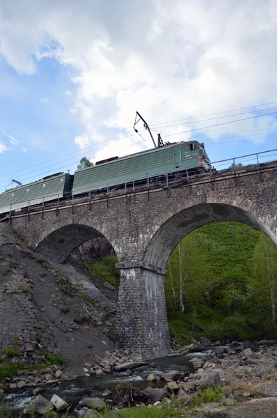 El tren no es un puente de piedra sobre el río — Foto de Stock