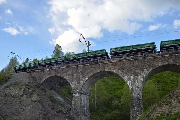 El tren no es un puente de piedra sobre el río — Foto de Stock