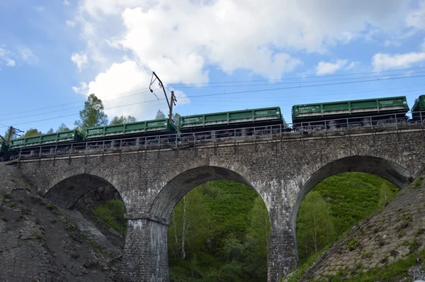 O trem não é uma ponte de pedra sobre o rio — Fotografia de Stock