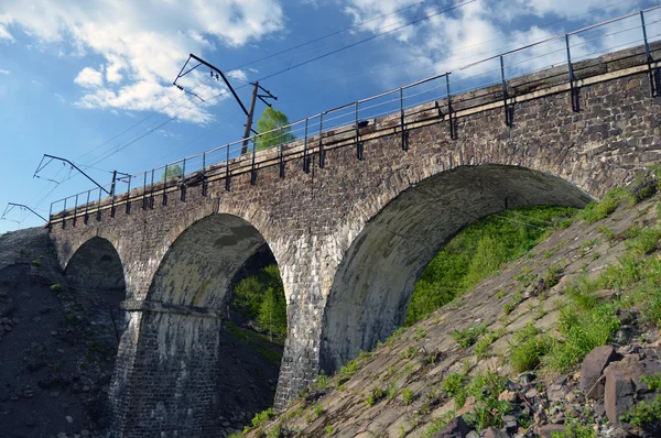 Puente ferroviario de piedra a través del río montaña — Foto de Stock