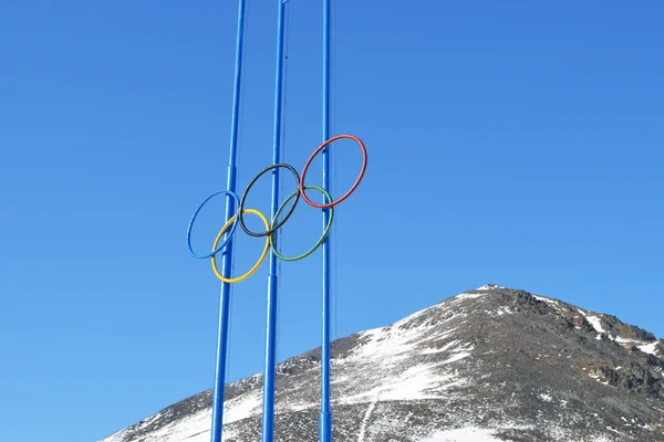 Olympiske ringer på bakgrunn av fjell – stockfoto