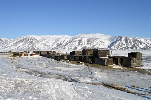 Гаражі для човни на березі затоки — стокове фото