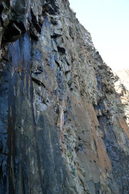 Bir uçurumun üzerinden akan su