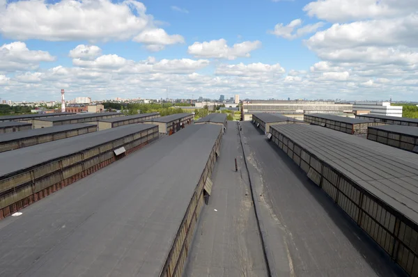 O telhado de um edifício industrial no céu de fundo — Fotografia de Stock