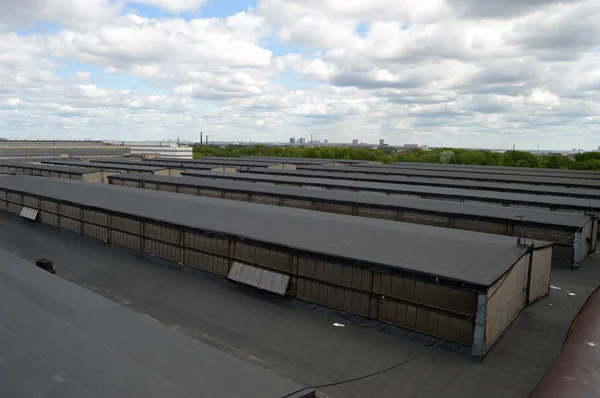 Dachu budynku na tle nieba przemysłowej — Zdjęcie stockowe