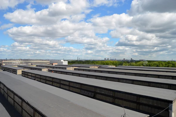 O telhado de um edifício industrial no céu de fundo — Fotografia de Stock