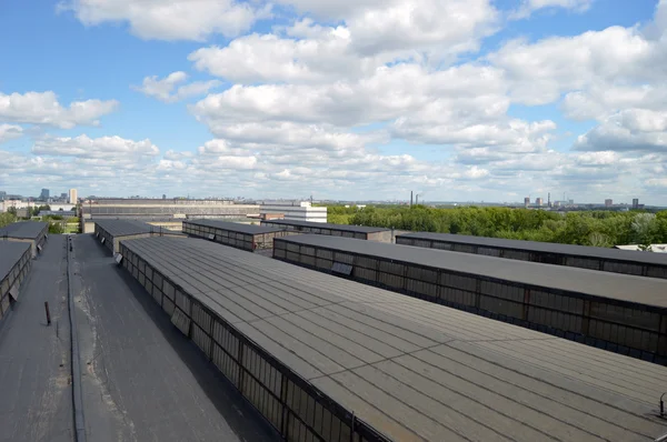 Le toit d'un bâtiment industriel sur fond de ciel — Photo