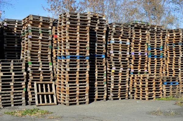 Paletten in het magazijn — Stockfoto