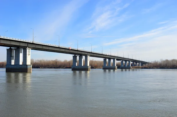 El puente sobre el río Ob — Foto de Stock