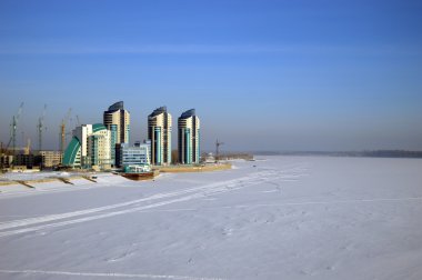 Barnaul, Rusya - 24 Ocak 2016. Barnaul Ob nehir kıyısında evi