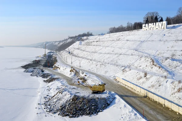 Barnaul, Russia - 24 gennaio 2016. Costruzione del terrapieno a Barnaul — Foto Stock