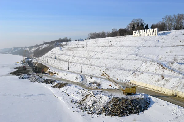 Barnaul, Russia - 24 gennaio 2016. Costruzione del terrapieno a Barnaul — Foto Stock