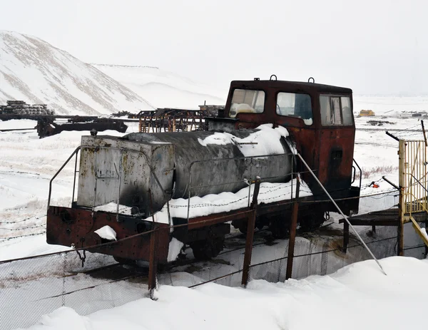 Vecchio treno al lavoro in inverno — Foto Stock