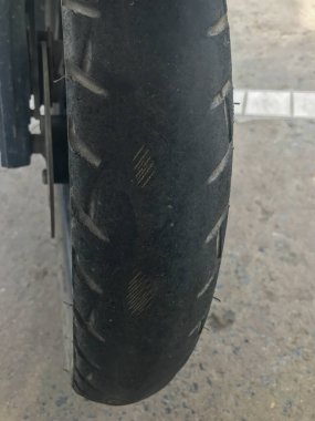 Eski motorsiklet lastiğinin kapağını kapat.