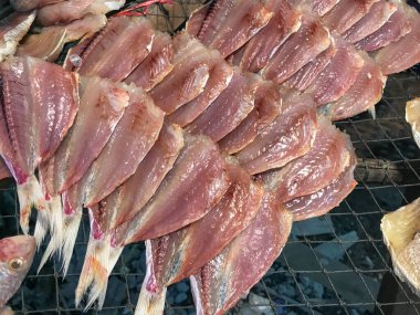 Tayland pazarında bir sıra kurutulmuş yayın balığı.