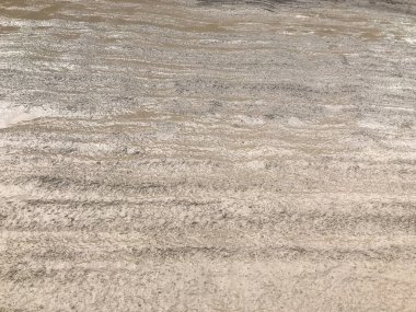 Tayland 'da kirli beton yolda toprak yığını