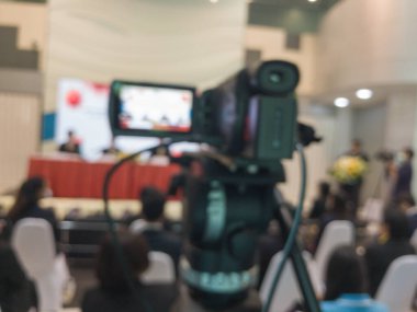 Tayland 'da cam ve şehir arka planında su damlası