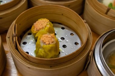 Bambu sepetinde Dim Sum karidesli börek.