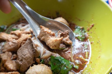 .Sabah zaferi ve fasulye filizli domuz çorbası.