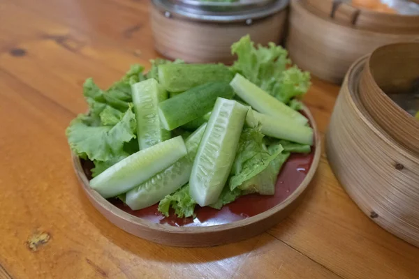 Bambu sepetindeki Dim Sum çeşitliliğini kapat.