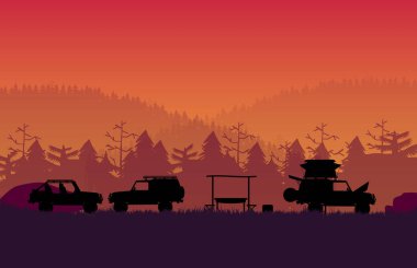 Siluet off road aracının turuncu eğimli arka planında orman dağı manzarası olan kampı.