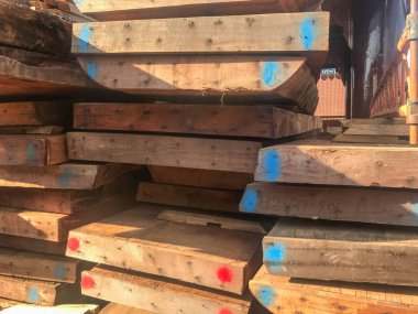 Tapınak, Tayland 'daki geniş tavan odunlarını kapatın.