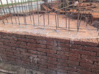 İnşaat alanındaki eski kırmızı tuğlayı kapat