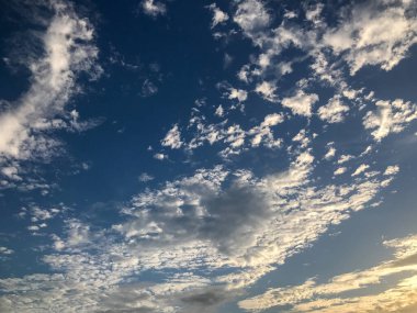 Güzel kalın kabarık bulutlar ve mavi gökyüzü