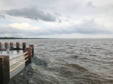 Lampam Plajı, Phatthalung, Tayland 'da turist ve yerel halk