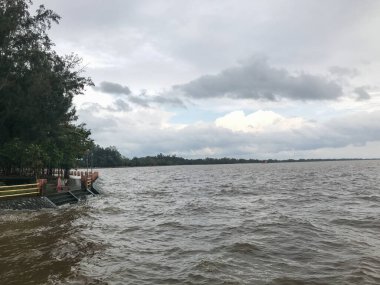 Lampam Plajı, Phatthalung, Tayland 'da turist ve yerel halk