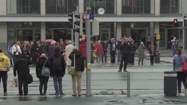 Menschen gehen in Dortmund spazieren