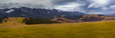 Ukraynalı Karpat Dağları. Sonbahar. Panorama.