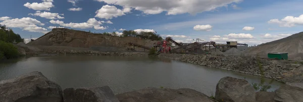 Extraction and processing of ore at the quarry — Stock Photo, Image