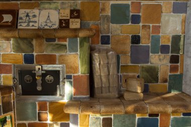 fırın üzerinde ağaç briketler