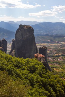 Meteora. Rock, manastır ve köyün Vadisi