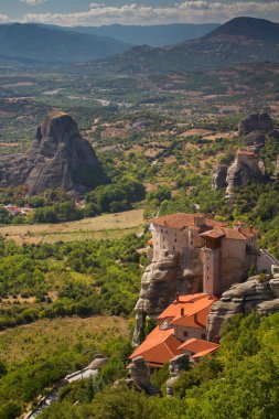 Meteora. Uçuruma ve vadinin görünümü üzerinde iki manastır