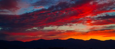 Dağların üzerinden gün batımı