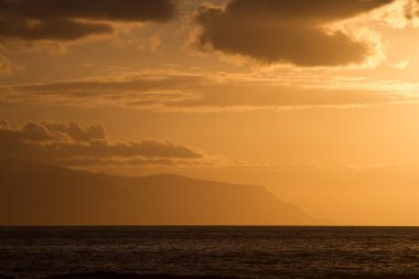 Sepya gökyüzü günbatımı okyanus renkli.