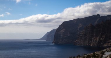 Los Gigantes kayalıklarla