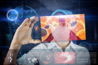 Doktor fütüristik hud ekran tablet ile. Yağ hücreleri. Geleceğin sağlık kavramı