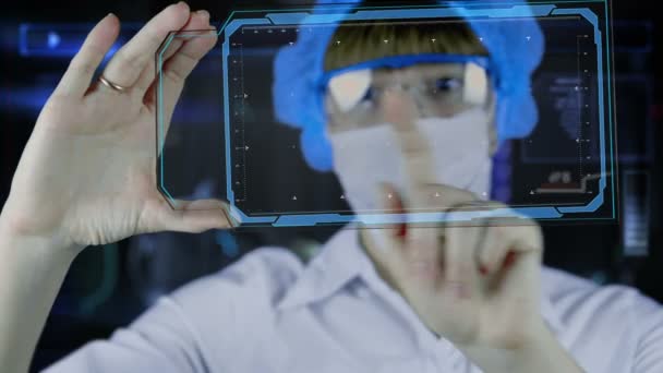 Doctor con pantalla hud futurista tableta. Mapa de la Tierra y radar. concepto del futuro — Vídeo de stock