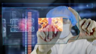 Doktor fütüristik hud ekran tablet ile. Yağ hücreleri. Geleceğin sağlık kavramı