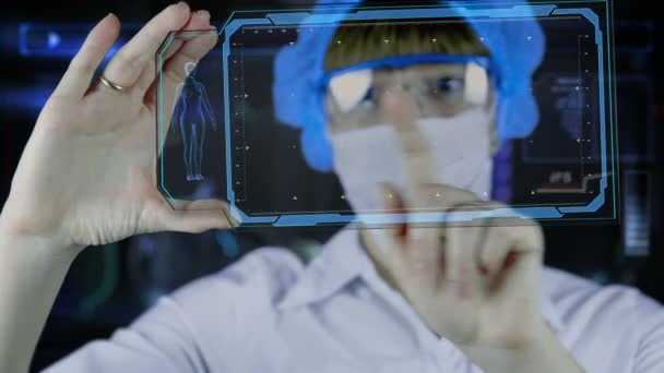 Doutor com tablet de tela de hud futurista. Neurônios, impulsos cerebrais. Conceito médico do futuro — Vídeo de Stock