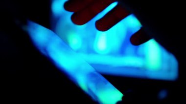 Futuristic tablet ile kodu ve bilgileri hologram.