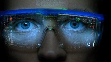 Kodu ve bilgileri hologram suratla fütüristik monitörde. Göz hud animasyon. Gelecekteki kavramı