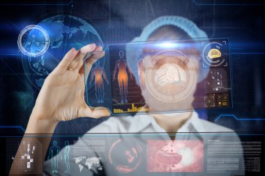Doktor fütüristik hud ekran tablet ile. İnsan beyni xray. Geleceğin sağlık kavramı