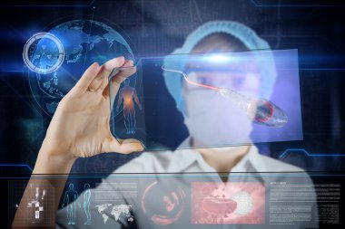 Kadın doktor fütüristik hud ekran tablet ile. Sperm, yumurta hücresine spermatozoons ovule. Geleceğin sağlık kavramı