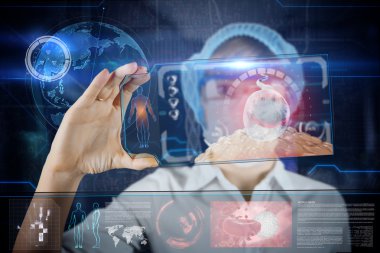 Kadın doktor fütüristik hud ekran tablet ile. Sperm, yumurta hücresine spermatozoons ovule. Geleceğin sağlık kavramı