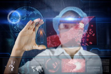 Doktor fütüristik hud ekran tablet ile. Tıkanmış arter kolesterol plak. Geleceğin sağlık kavramı